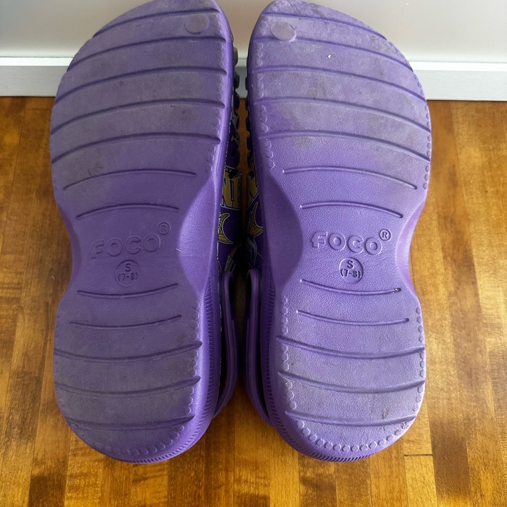 FOCO Minnesota Vikings Purple Graphic Clog Shoes sz.S(7-8) - Picture 7 of 9